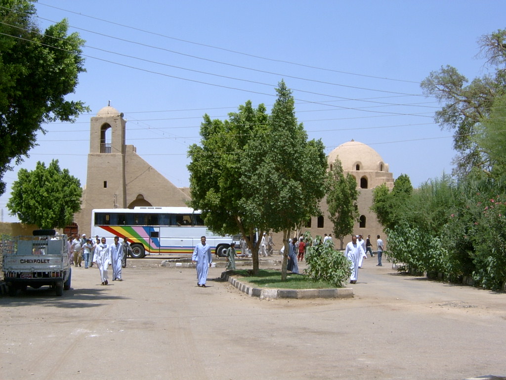 하싼 화티가 건설한 구르나의 흙건축 모습. 아름다운 아치와 돔까지 둔 이슬람 건축의 정수를 선보여 서양건축가들의 격찬을 받았다.