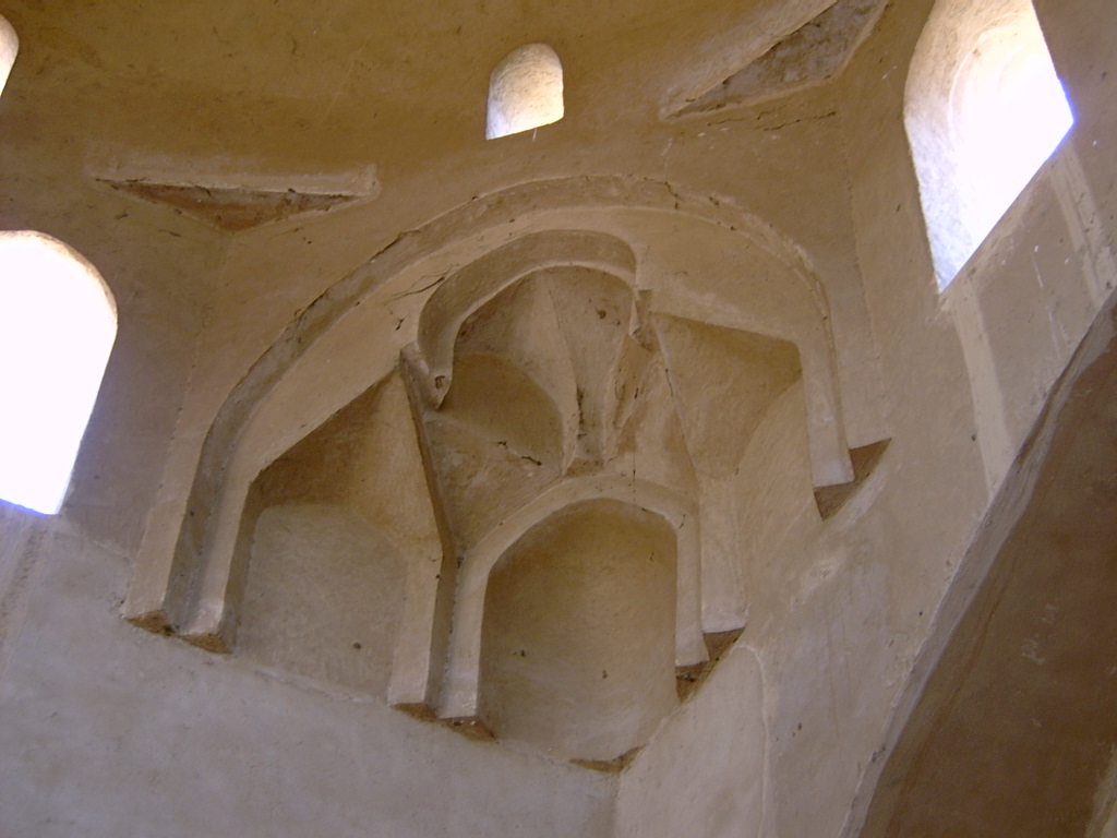 하싼 화티가 건설한 구르나의 흙건축 모습. 아름다운 아치와 돔까지 둔 이슬람 건축의 정수를 선보여 서양건축가들의 격찬을 받았다.