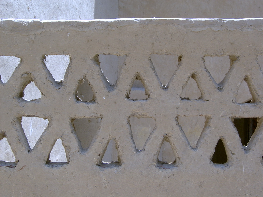 하싼 화티가 건설한 구르나의 흙건축 모습. 아름다운 아치와 돔까지 둔 이슬람 건축의 정수를 선보여 서양건축가들의 격찬을 받았다.