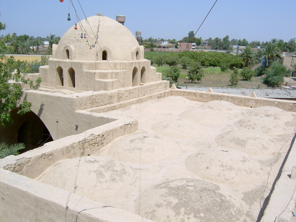 하싼 화티가 건설한 구르나의 흙건축 모습. 아름다운 아치와 돔까지 둔 이슬람 건축의 정수를 선보여 서양건축가들의 격찬을 받았다.