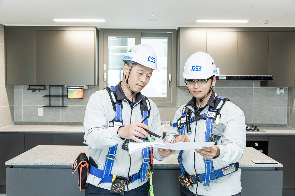 샘플 하우스에서 시설 규격과 공사 막바지에 다다른 2층 근린생활시설 천장에 매설된 배관 등을 점검하는 건설인들