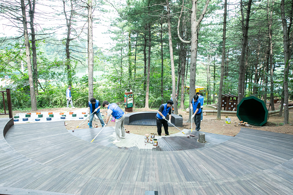 지난 9월에 진행했던 ‘서초구 우면산 유아숲’ 보수 작업 현장 모습. 유아숲 보수 작업은 ㈜한국미래환경협회 소속 직원과 KCC 자원봉사자들이 함께 힘을 합쳐, 숲속 놀이시설과 안전 난관 등을 재정비하는 것이다.