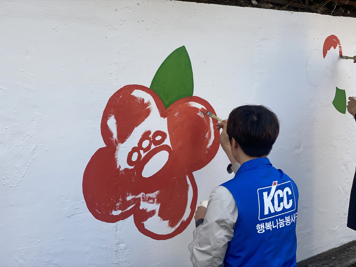 지난 10월 8일, 서울 강북구 인수봉 숲길마을에서 ‘온동네숲으로’ 사회공헌 봉사활동을 하고 있는 KCC 임직원들. 마을의 노후한 담벼락에 KCC 페인트로 벽화 작업을 했다.