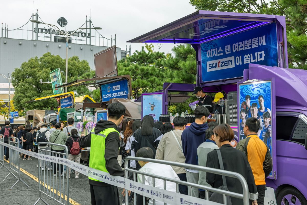 KCC 이지스 선수들은 ‘커피차 이벤트’를 열며 팬들과 함께하는 시간을 가졌다.