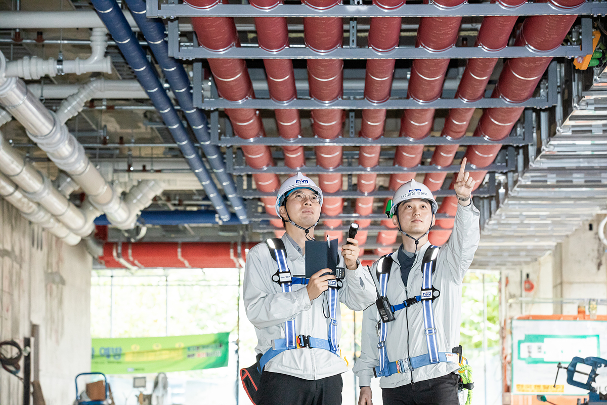 샘플 하우스에서 시설 규격과 공사 막바지에 다다른 2층 근린생활시설 천장에 매설된 배관 등을 점검하는 건설인들