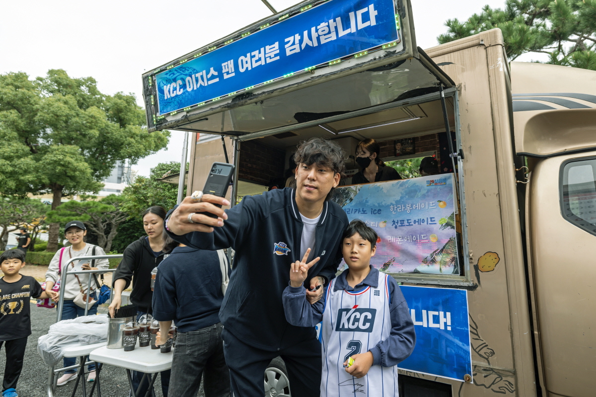 KCC 이지스 선수들은 ‘커피차 이벤트’를 열며 팬들과 함께하는 시간을 가졌다.