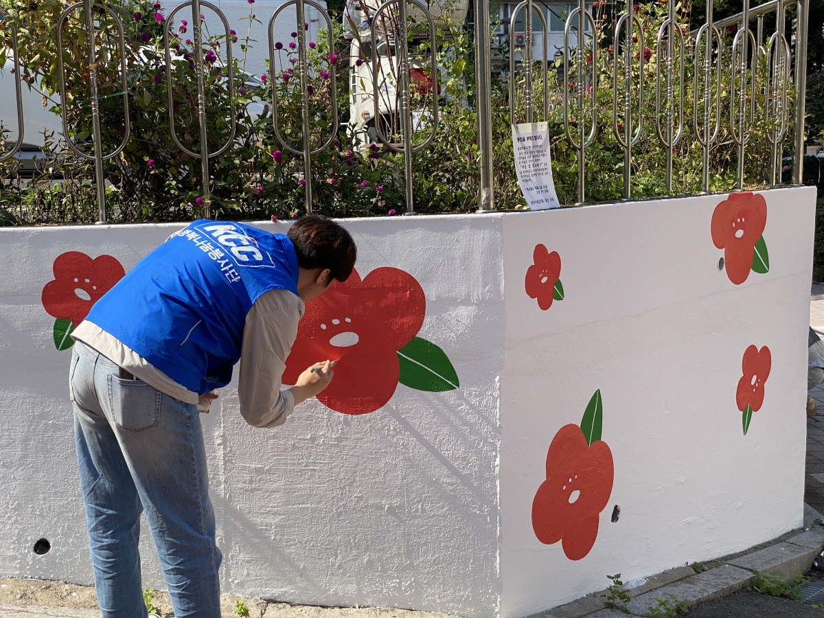 지난 10월 8일, 서울 강북구 인수봉 숲길마을에서 ‘온동네숲으로’ 사회공헌 봉사활동을 하고 있는 KCC 임직원들. 마을의 노후한 담벼락에 KCC 페인트로 벽화 작업을 했다.