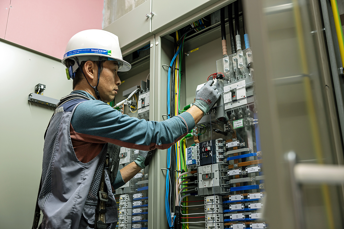 청암기업은 건물의 혈관이라고 할 수 있는 내부 전선 등 전기와 관련된 모든 장치를 설치, 시공한다. 위 사진은 KCC건설의 ‘을지로 초동 오피스 현장’ 지하 전기실 모습으로, 해당 발전기와 전선 등의 설치를 청암기업에서 맡았다.