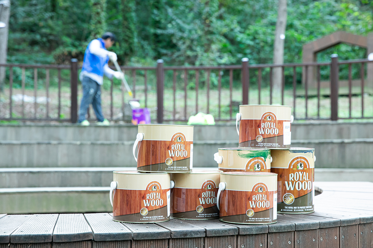 KCC의 ‘로얄우드(스테인)’ 페인트 제품 중, 컬러가 있는 제품을 활용해 나무로 된 놀이 기구에 새로운 활력을 불어 넣었다.