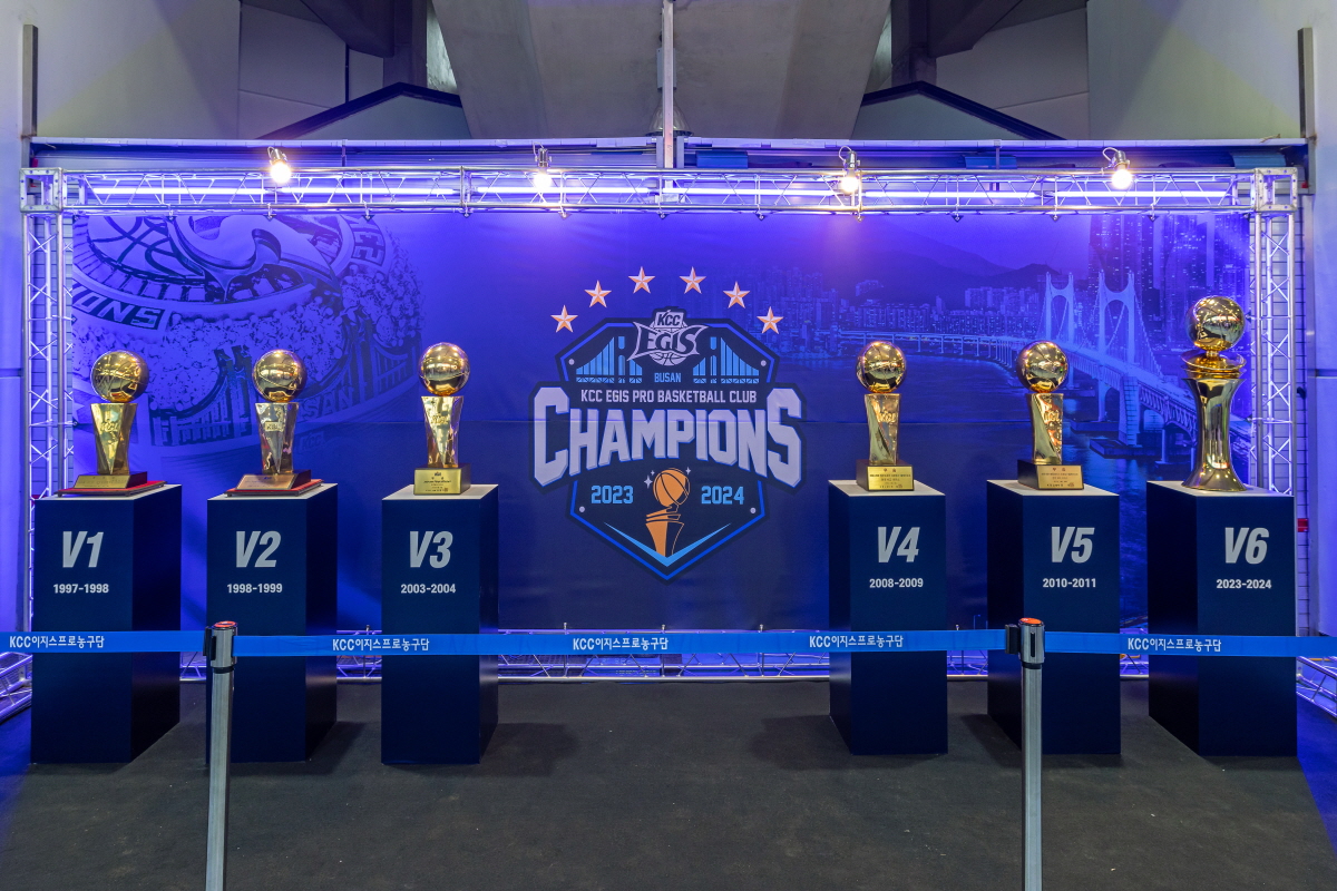 체육관 복도 한쪽에는 포토존과 굿즈 판매숍이 마련돼 많은 팬들이 줄을 이었다.