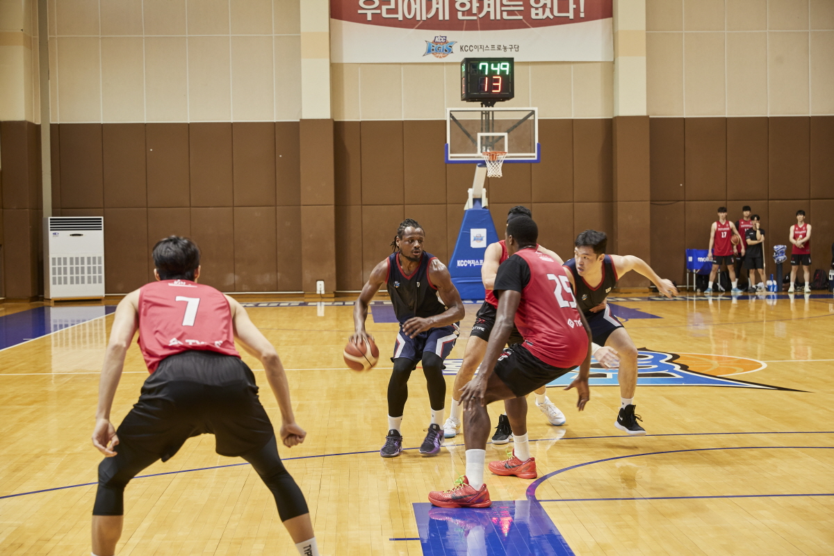 연습 경기에서 뛰어난 기량을 펼치는 KCC 이지스