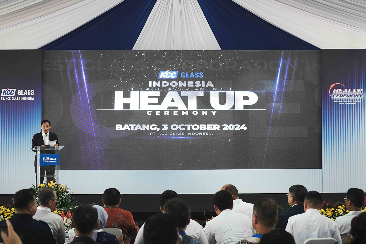 정몽익 KCC글라스 회장이 KCC글라스 임직원과 인도네시아 정관계 인사 200여명이 참석한 가운데 기념사를 하고 있다.