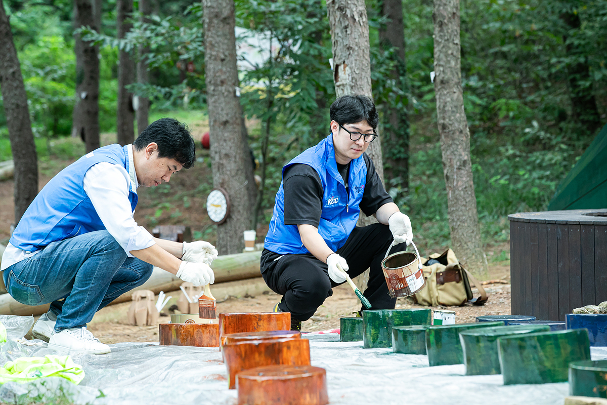 KCC의 ‘로얄우드(스테인)’ 페인트 제품 중, 컬러가 있는 제품을 활용해 나무로 된 놀이 기구에 새로운 활력을 불어 넣었다.