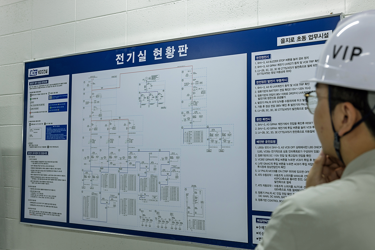 청암기업은 건물의 혈관이라고 할 수 있는 내부 전선 등 전기와 관련된 모든 장치를 설치, 시공한다. 위 사진은 KCC건설의 ‘을지로 초동 오피스 현장’ 지하 전기실 모습으로, 해당 발전기와 전선 등의 설치를 청암기업에서 맡았다.