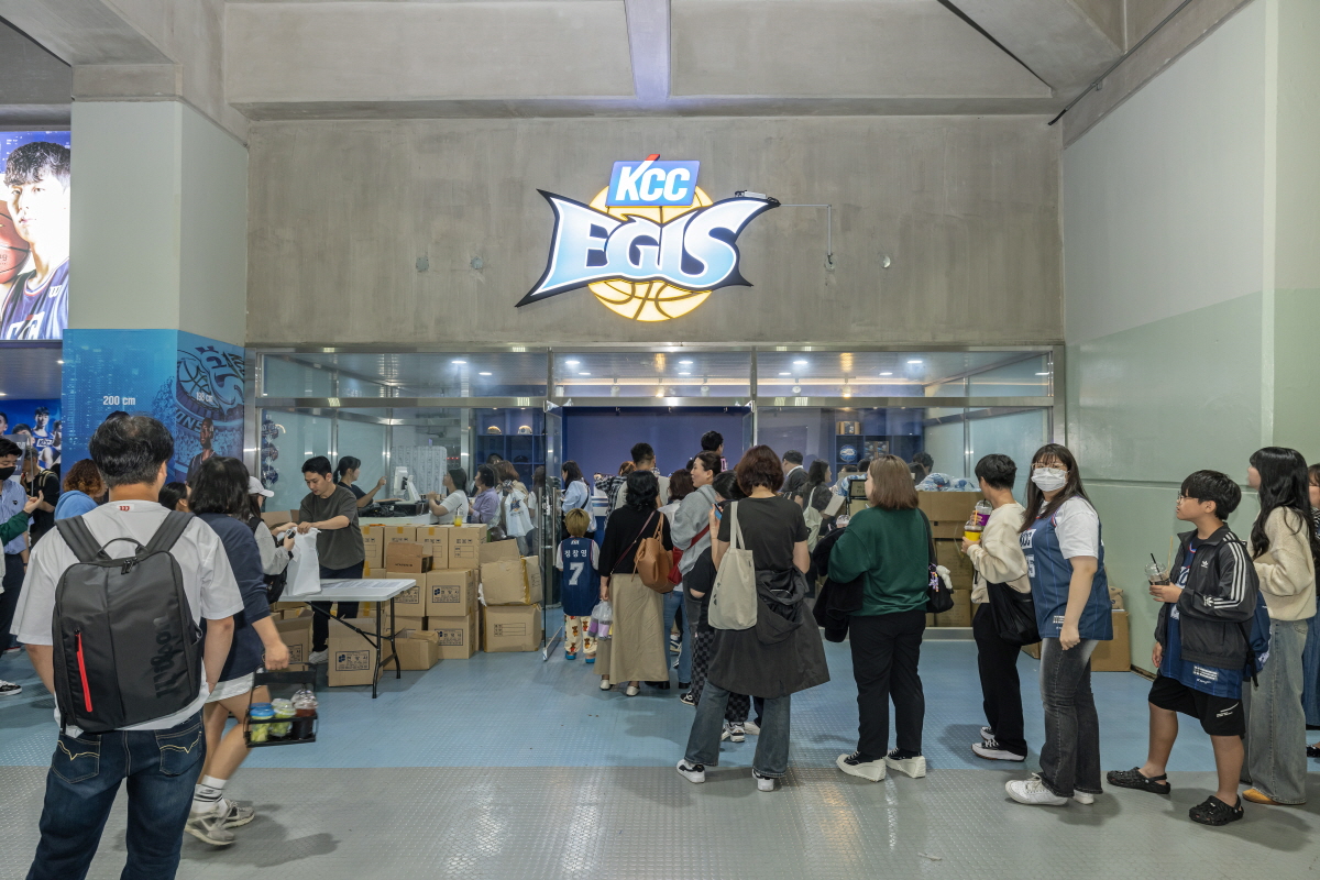 체육관 복도 한쪽에는 포토존과 굿즈 판매숍이 마련돼 많은 팬들이 줄을 이었다.