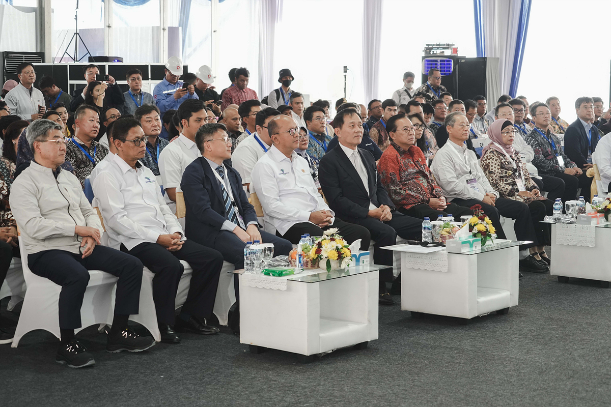 정몽익 KCC글라스 회장이 KCC글라스 임직원과 인도네시아 정관계 인사 200여명이 참석한 가운데 기념사를 하고 있다.