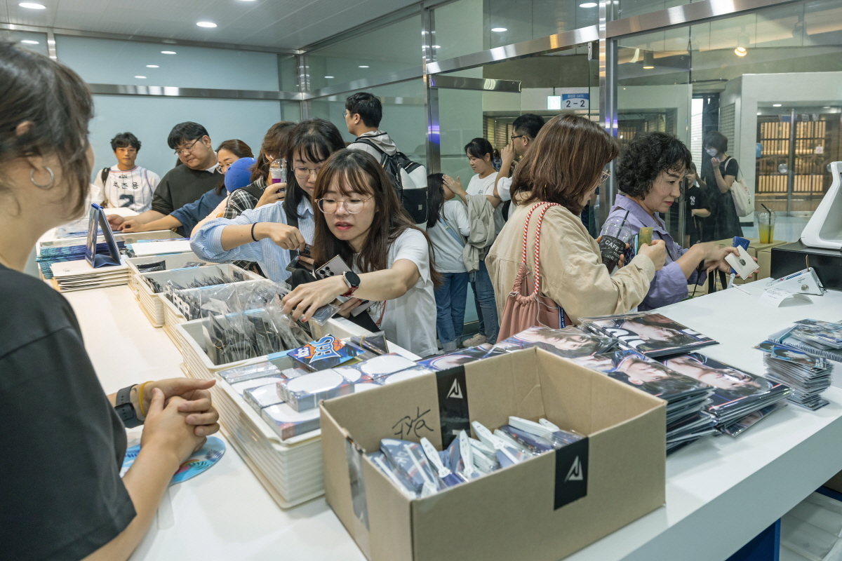 체육관 복도 한쪽에는 포토존과 굿즈 판매숍이 마련돼 많은 팬들이 줄을 이었다.