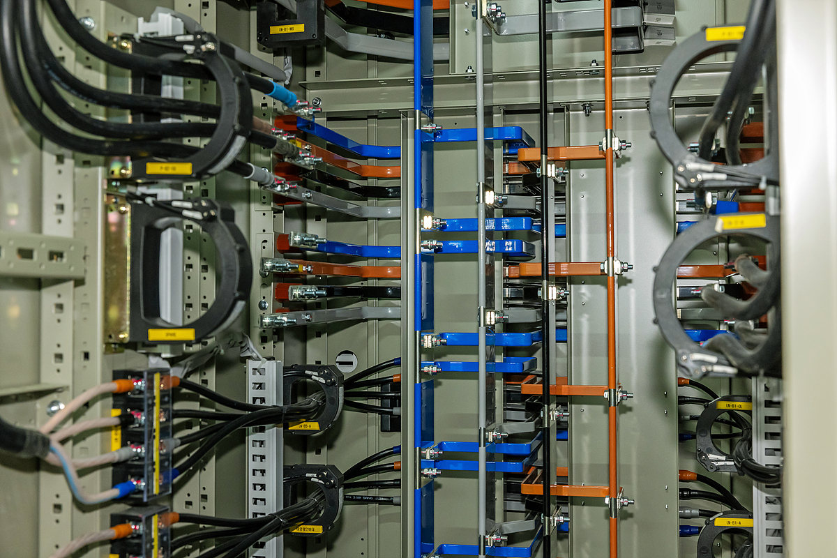 청암기업은 건물의 혈관이라고 할 수 있는 내부 전선 등 전기와 관련된 모든 장치를 설치, 시공한다. 위 사진은 KCC건설의 ‘을지로 초동 오피스 현장’ 지하 전기실 모습으로, 해당 발전기와 전선 등의 설치를 청암기업에서 맡았다.