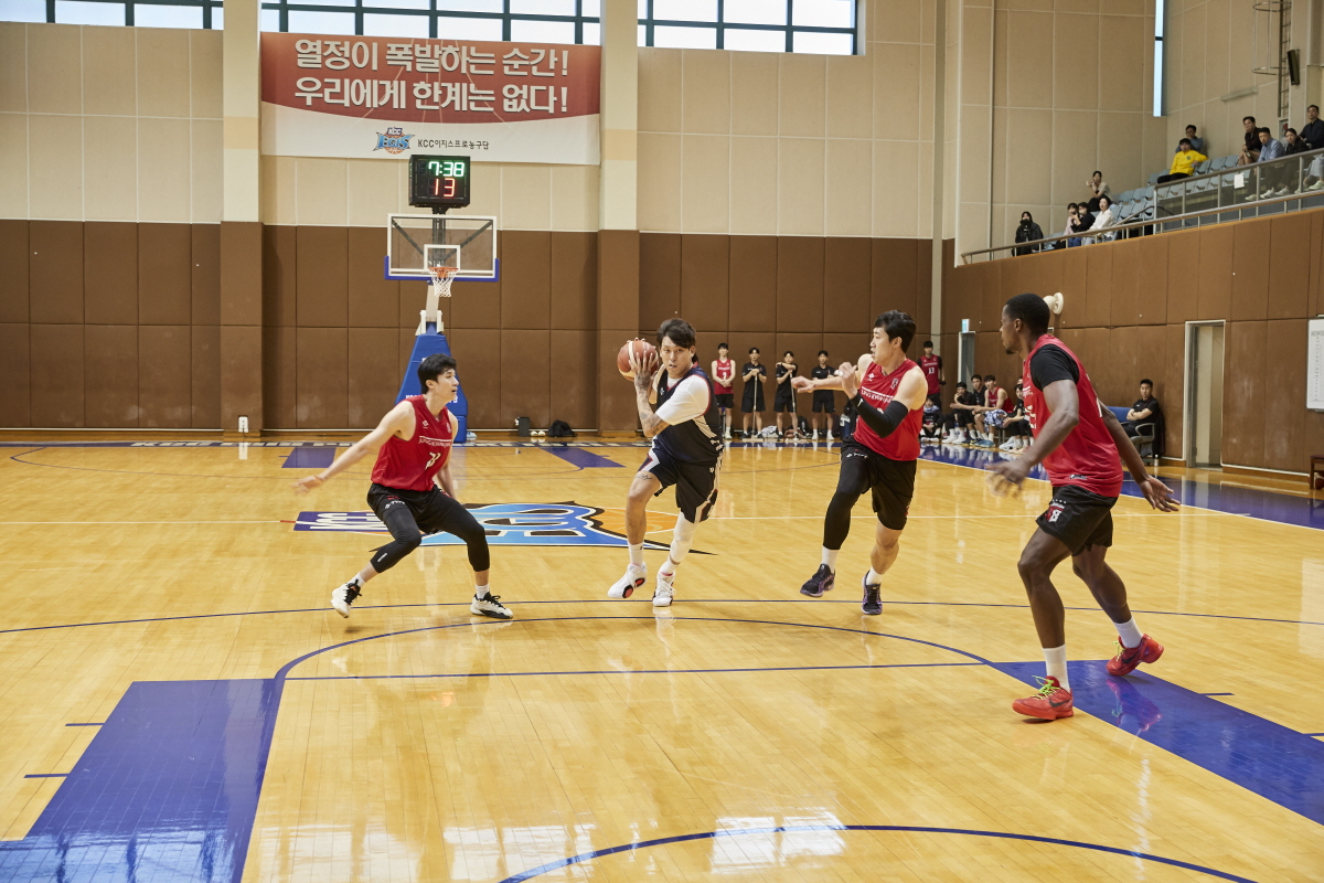 연습 경기에서 뛰어난 기량을 펼치는 KCC 이지스