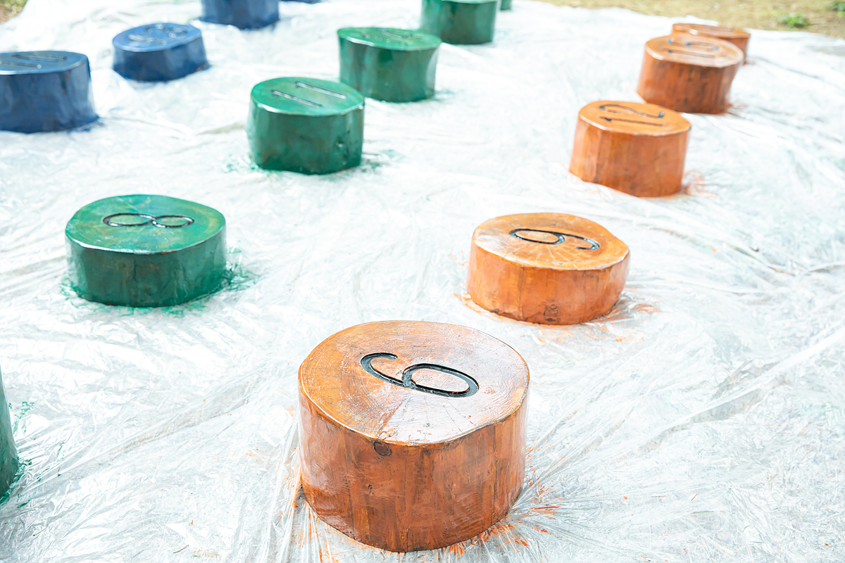 KCC의 ‘로얄우드(스테인)’ 페인트 제품 중, 컬러가 있는 제품을 활용해 나무로 된 놀이 기구에 새로운 활력을 불어 넣었다.