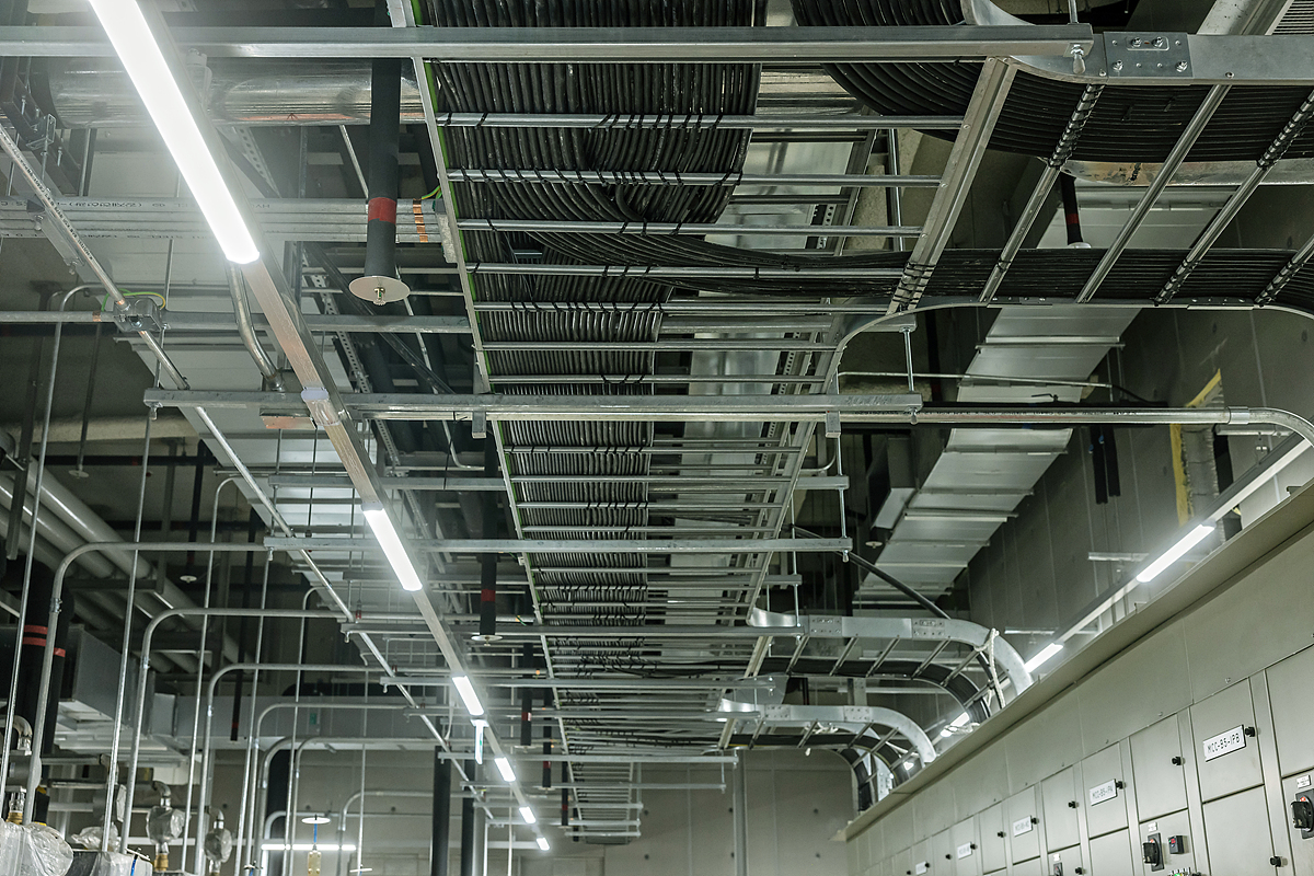 청암기업은 건물의 혈관이라고 할 수 있는 내부 전선 등 전기와 관련된 모든 장치를 설치, 시공한다. 위 사진은 KCC건설의 ‘을지로 초동 오피스 현장’ 지하 전기실 모습으로, 해당 발전기와 전선 등의 설치를 청암기업에서 맡았다.