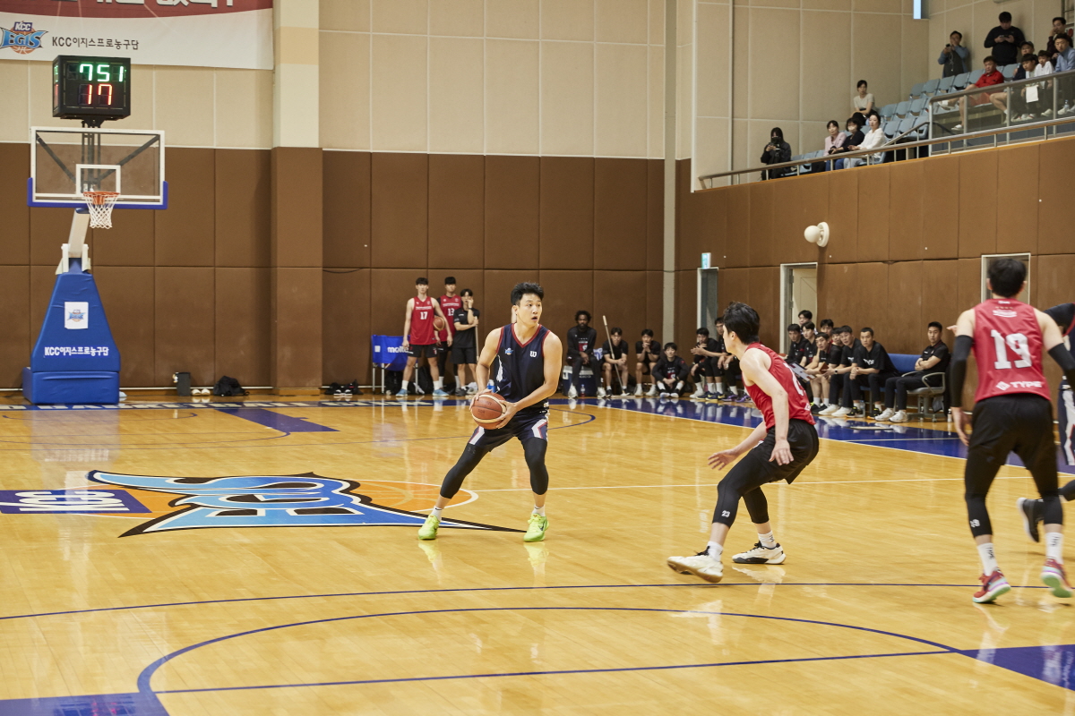 연습 경기에서 뛰어난 기량을 펼치는 KCC 이지스