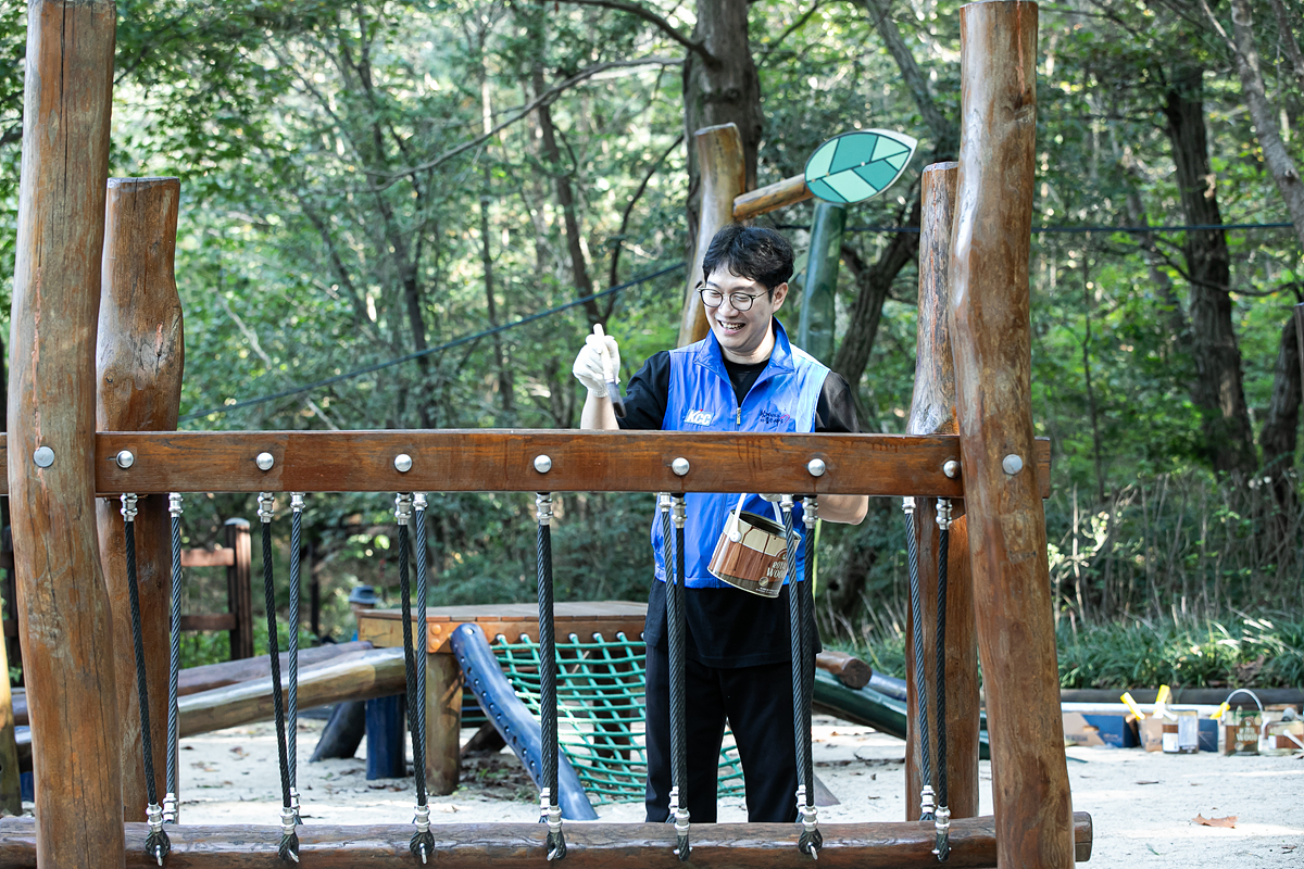 지난 10월에 진행한 ‘관악구 청룡산 유아숲’ 보수 작업 현장에 참여한 ㈜한국미래환경협회 소속 직원과 KCC 자원봉사자들. 참여자들은 자신의 손으로 재탄생 시킨 유아숲에서 뛰어놀 아이들을 생각하며 즐겁게 작업을 이어갔다.