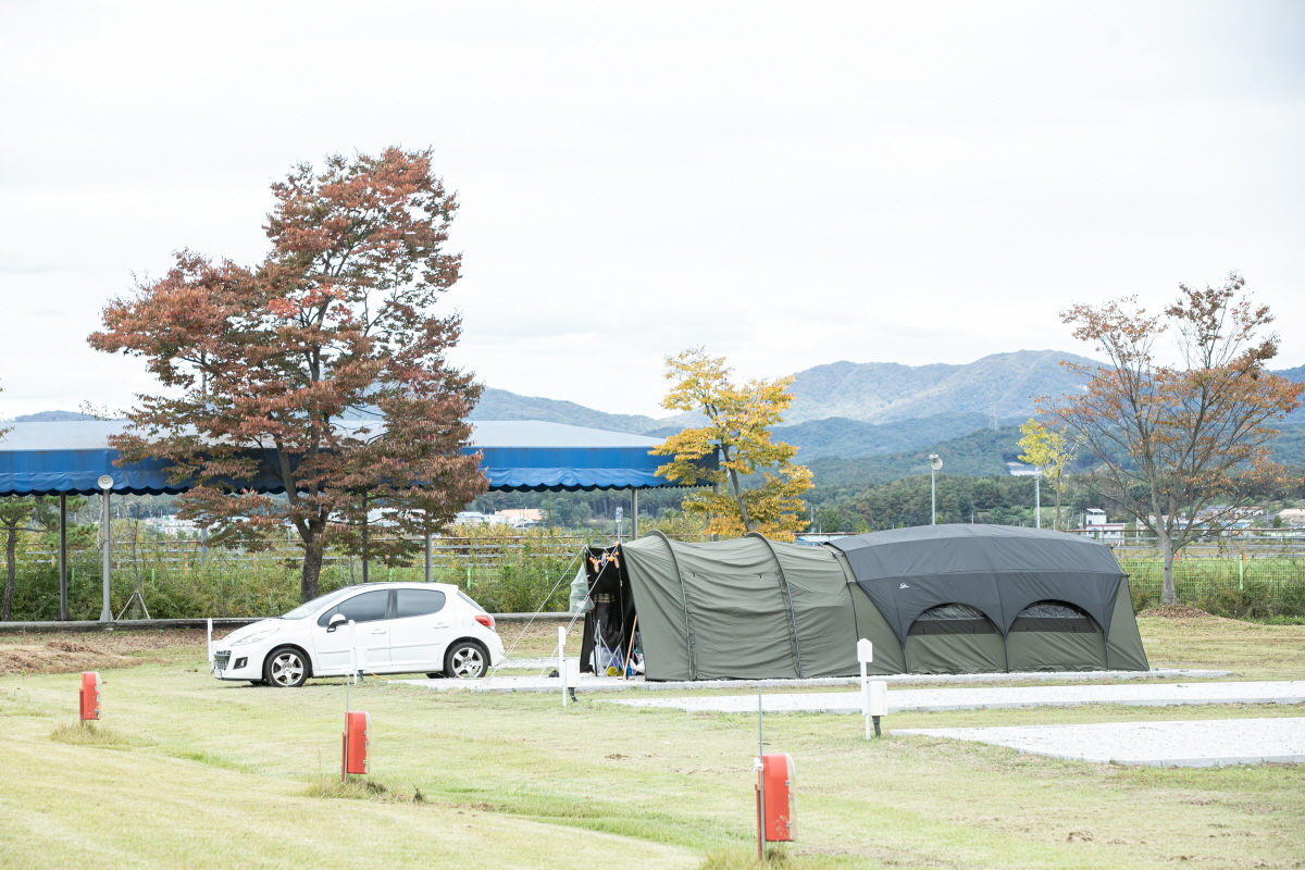 경기도 여주시 연양동 체육시설 내에 있는 1만 4천 평 부지의 KCC 캠핑장