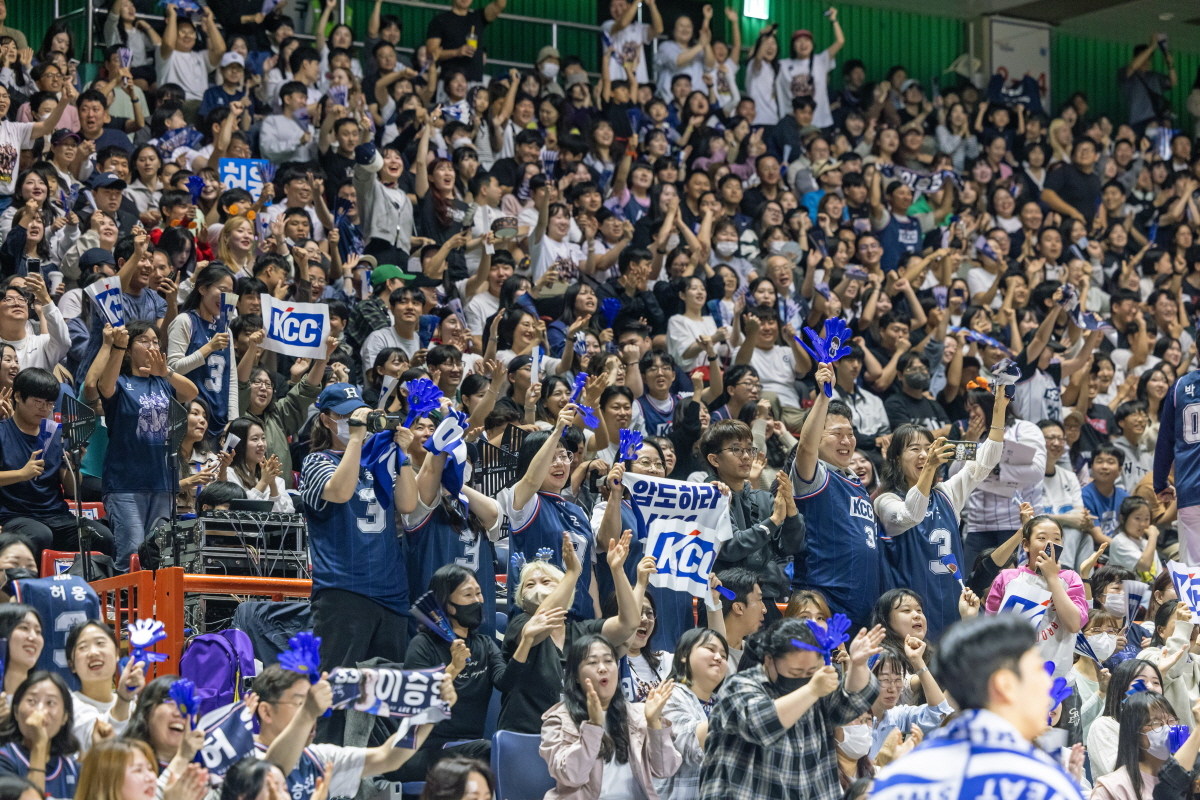 홈 개막 행사부터 관중들의 열띤 응원이 이어졌다.