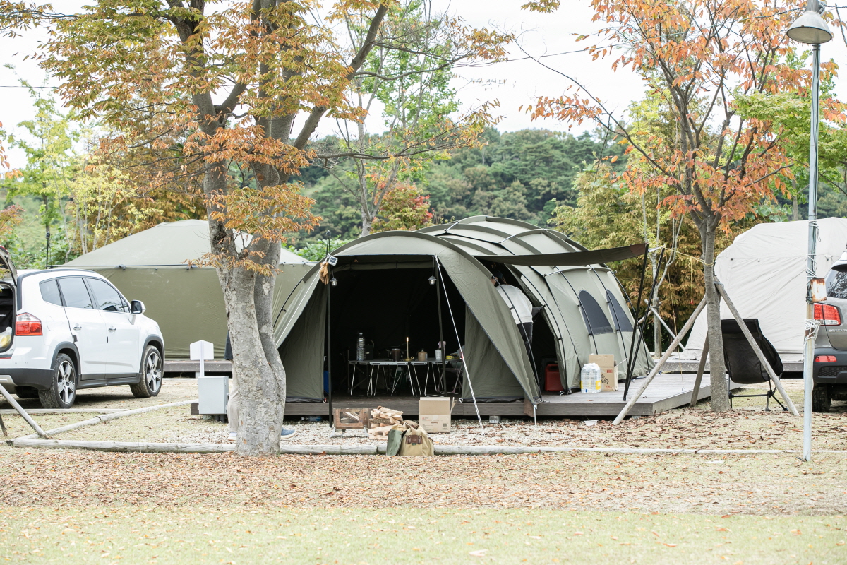 경기도 여주시 연양동 체육시설 내에 있는 1만 4천 평 부지의 KCC 캠핑장