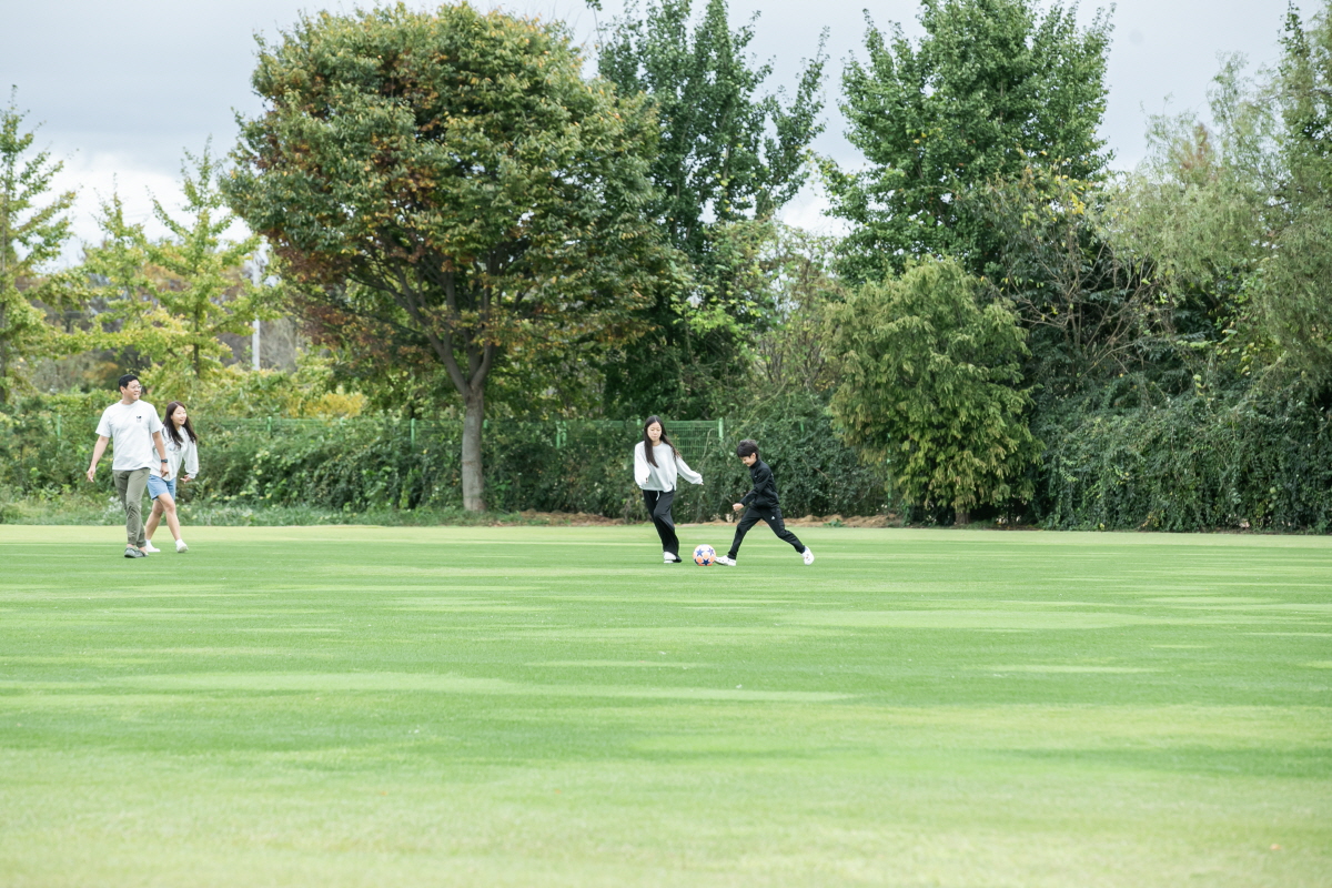 경기도 여주시 연양동 체육시설 내에 있는 1만 4천 평 부지의 KCC 캠핑장