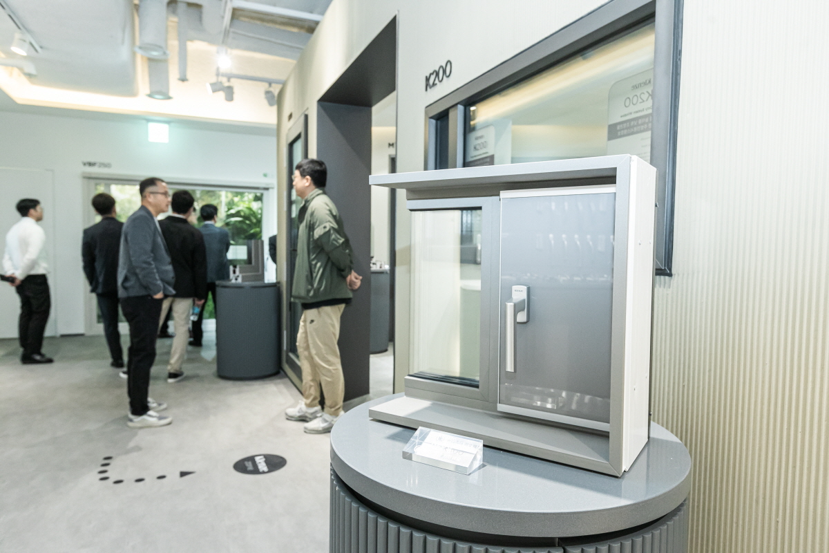 ‘THE KLENZE GALLERY’ 전시장 투어를 하는 참가자들