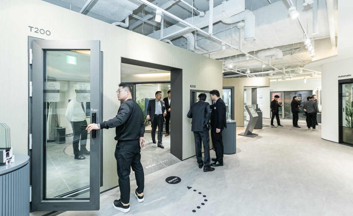 ‘THE KLENZE GALLERY’ 전시장 투어를 하는 참가자들