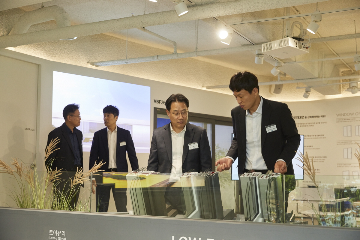 ‘THE KLENZE GALLERY’ 전시장 투어를 하는 참가자들