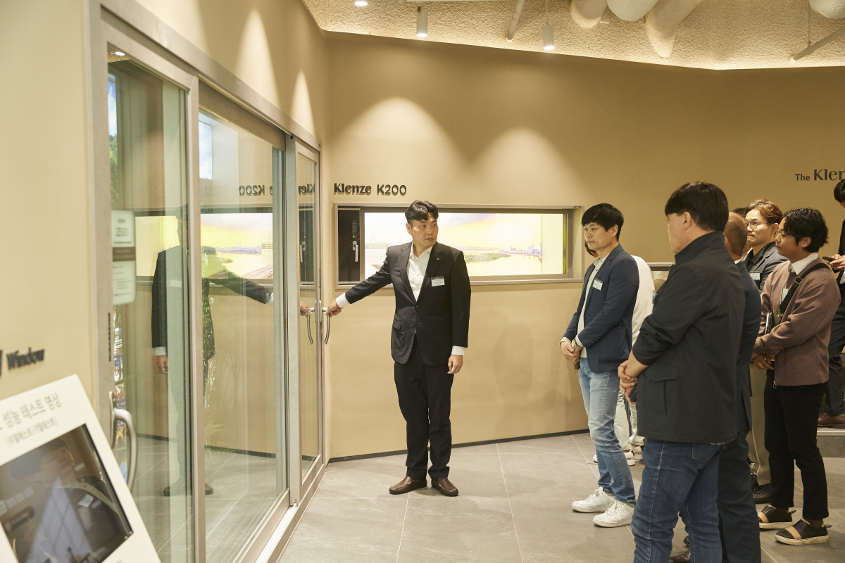 ‘THE KLENZE GALLERY’ 전시장 투어를 하는 참가자들