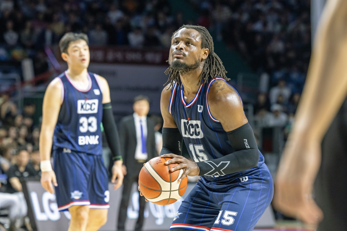 더 강해진 공격과 빈틈없는 수비로 경기를 리드하는 KCC 이지스 선수들