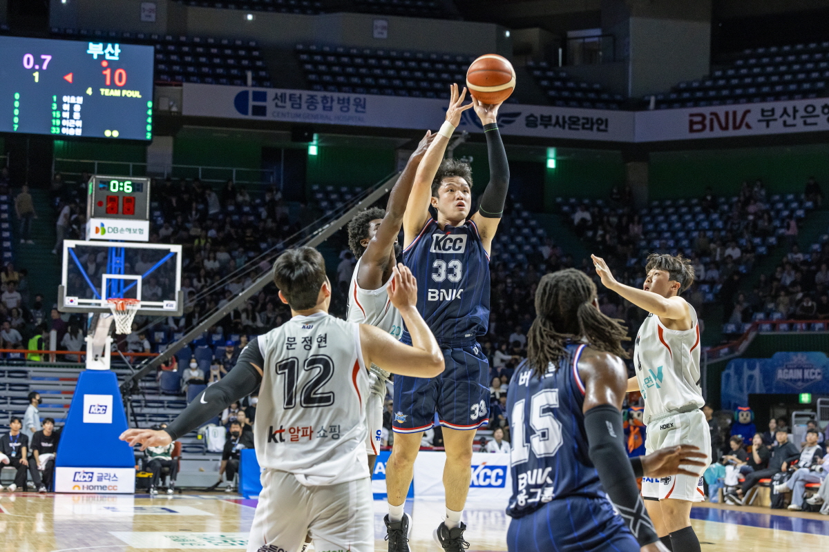더 강해진 공격과 빈틈없는 수비로 경기를 리드하는 KCC 이지스 선수들