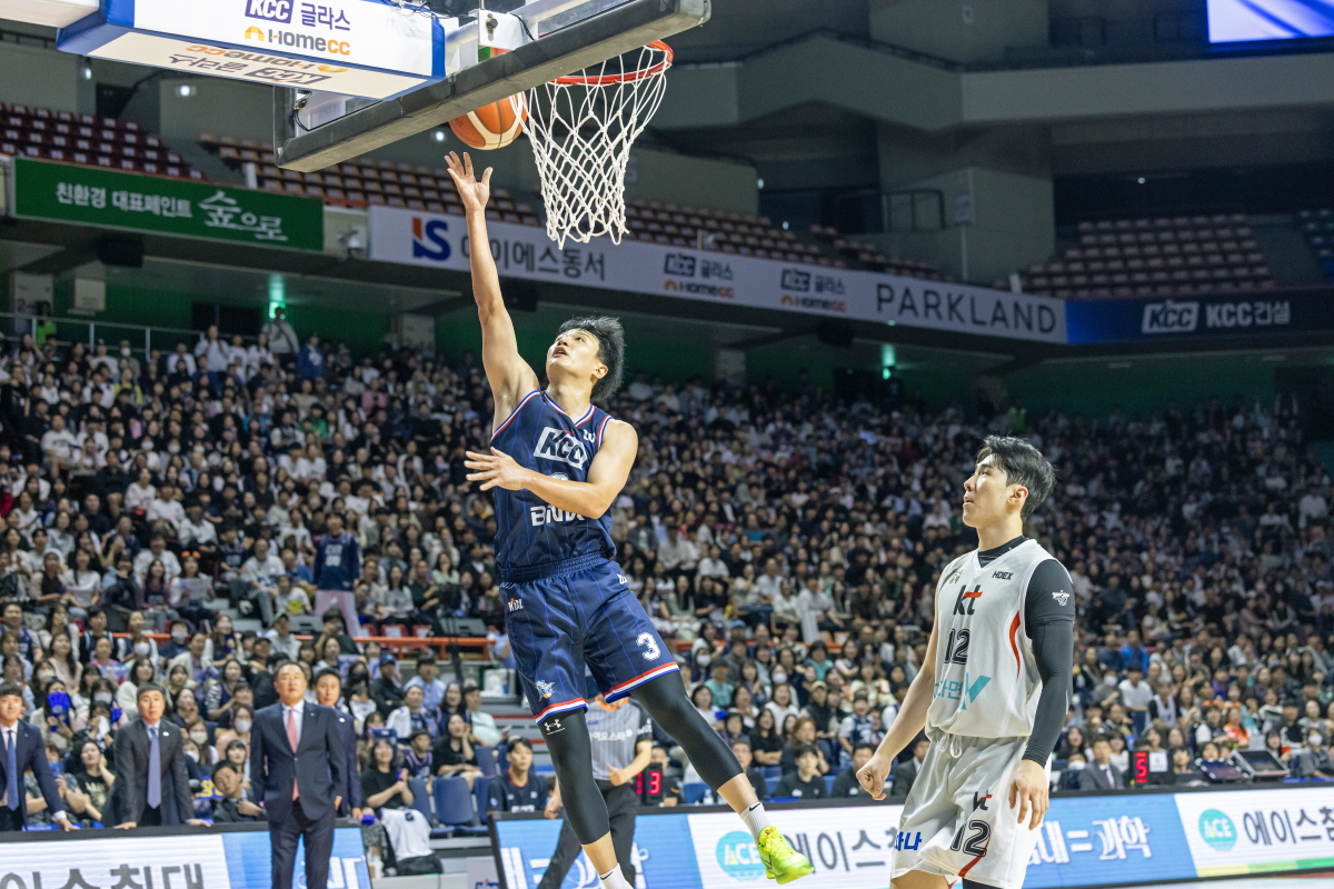 더 강해진 공격과 빈틈없는 수비로 경기를 리드하는 KCC 이지스 선수들