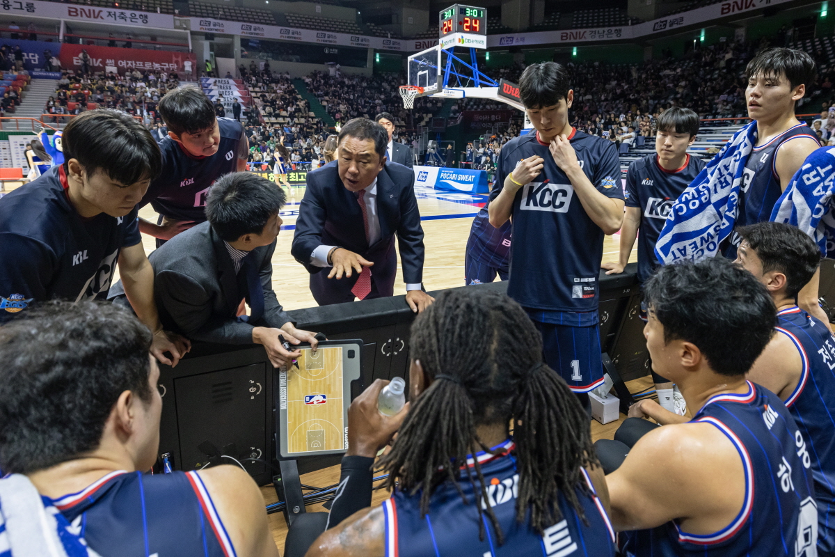 더 강해진 공격과 빈틈없는 수비로 경기를 리드하는 KCC 이지스 선수들