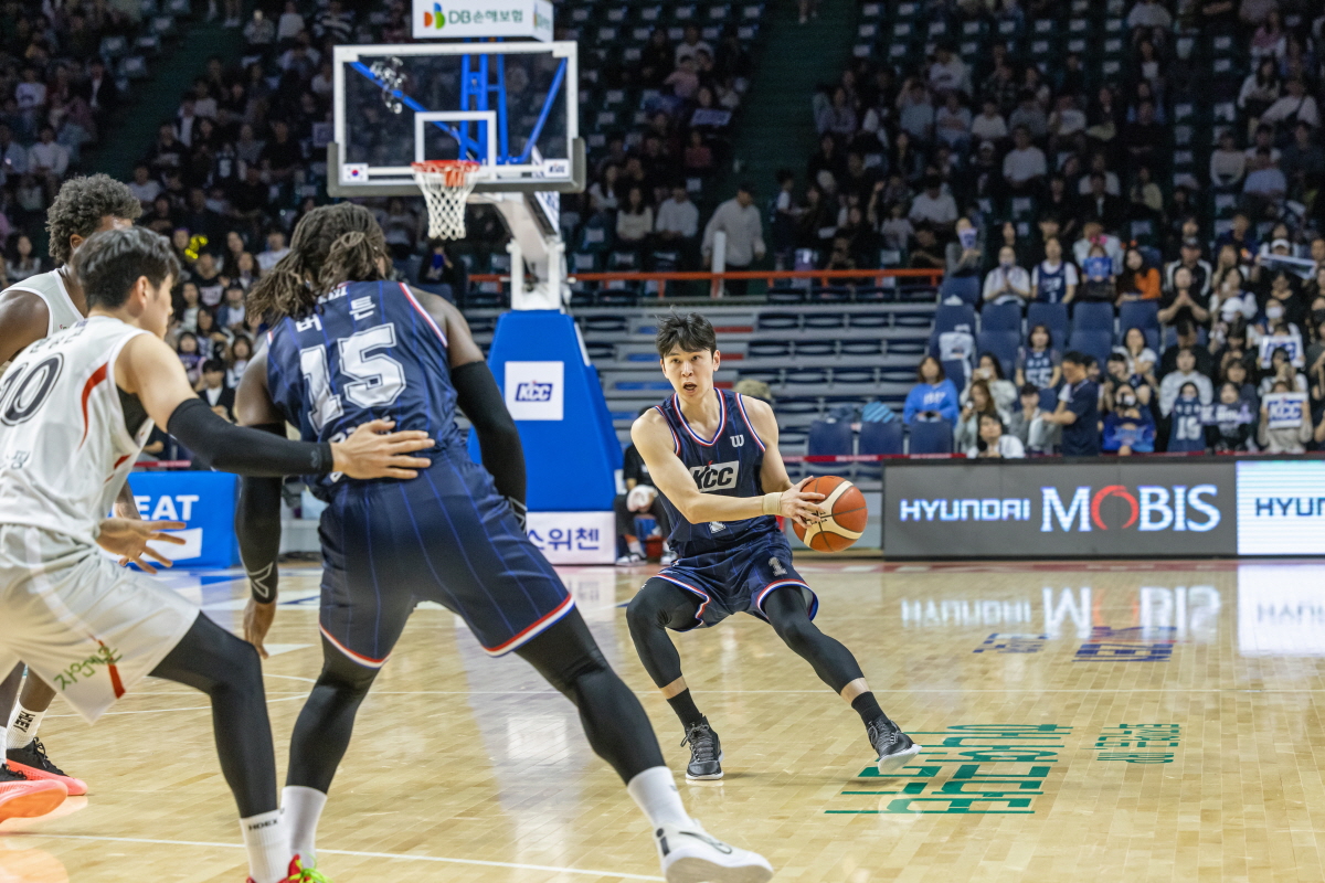 더 강해진 공격과 빈틈없는 수비로 경기를 리드하는 KCC 이지스 선수들