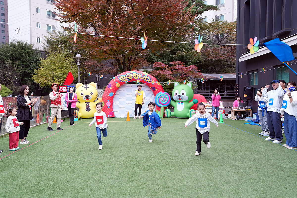 KCC임직원들과 자녀들은 KCC직장어린이집 마당에 모여 활기찬 분위기 속에서 운동회를 즐겼다.