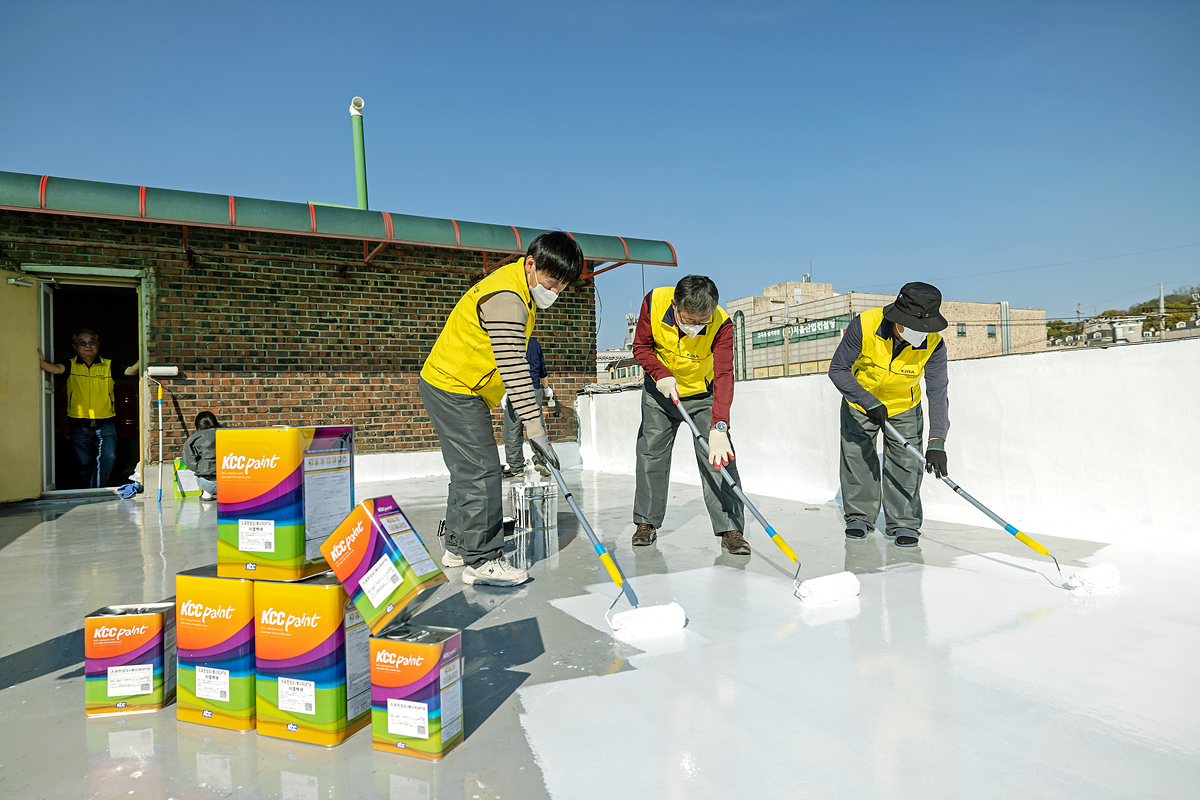 지난 11월 9일 KCC 임직원, 사회공헌위원회 위원, 관내 건축사 회원, 유관기관 직원 등의 자원봉사자들이 KCC의 고성능 차열 페인트 ‘스포탄상도’를 활용해 ‘궁동어린이집’ 옥상을 칠하고 있다.