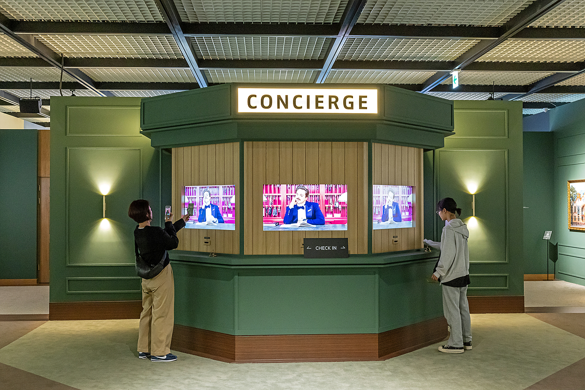 전시장 내부 전경. 웨스 앤더슨 감독의 작품들처럼 다양한 컬러를 활용한 전시 공간과 전 세계 190만 명의 사람들이 모험하며 보고 느낀 메시지와 가치들이 전시돼 있다.