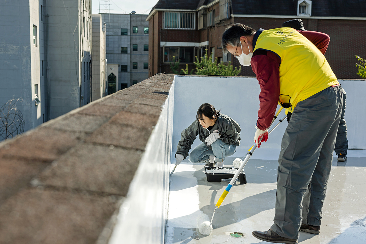 지난 11월 9일 KCC 임직원, 사회공헌위원회 위원, 관내 건축사 회원, 유관기관 직원 등의 자원봉사자들이 KCC의 고성능 차열 페인트 ‘스포탄상도’를 활용해 ‘궁동어린이집’ 옥상을 칠하고 있다.