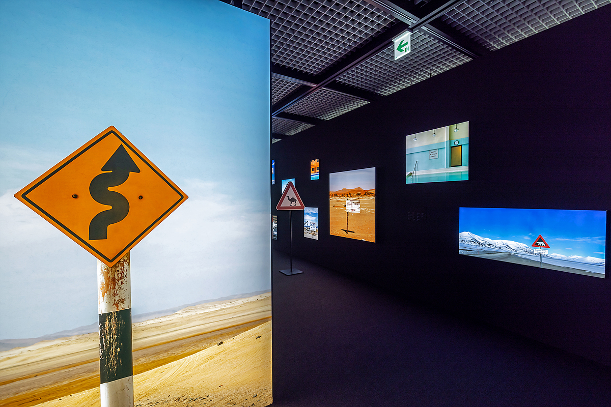 전시장 내부 전경. 웨스 앤더슨 감독의 작품들처럼 다양한 컬러를 활용한 전시 공간과 전 세계 190만 명의 사람들이 모험하며 보고 느낀 메시지와 가치들이 전시돼 있다.