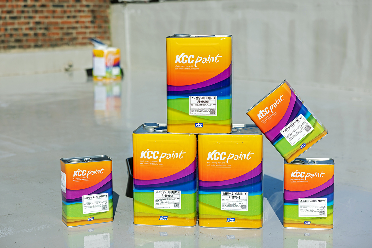 지난 11월 9일 KCC 임직원, 사회공헌위원회 위원, 관내 건축사 회원, 유관기관 직원 등의 자원봉사자들이 KCC의 고성능 차열 페인트 ‘스포탄상도’를 활용해 ‘궁동어린이집’ 옥상을 칠하고 있다.