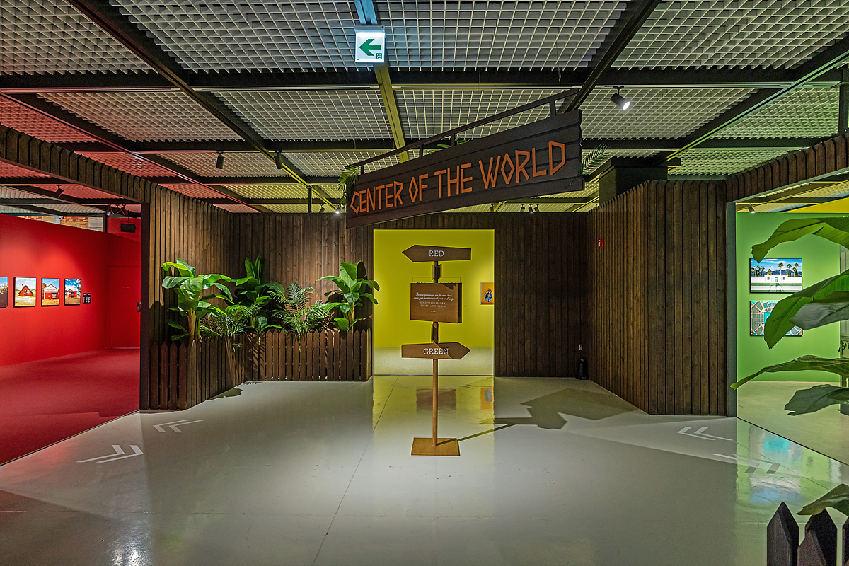 전시장 내부 전경. 웨스 앤더슨 감독의 작품들처럼 다양한 컬러를 활용한 전시 공간과 전 세계 190만 명의 사람들이 모험하며 보고 느낀 메시지와 가치들이 전시돼 있다.