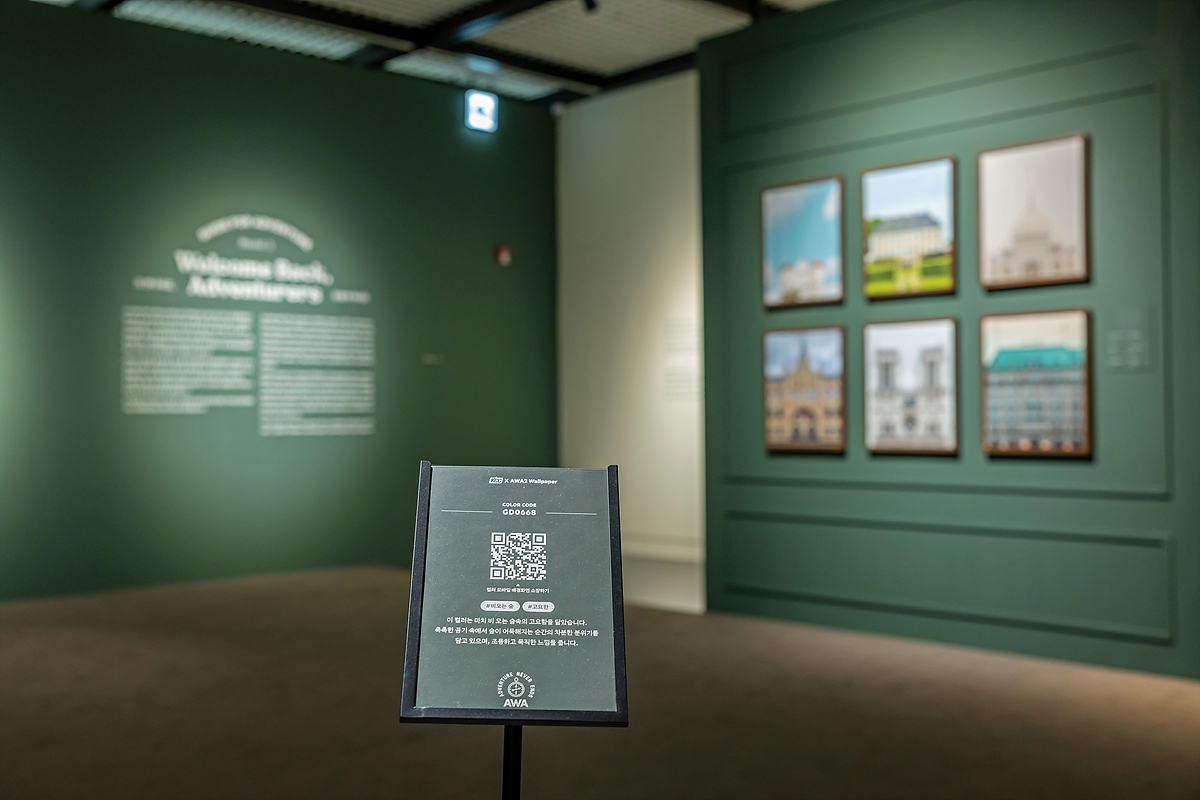 전시장 내 레드 컬러 섹션에서 QR코드를 통해 배경 화면을 다운로드하는 관람객들과 전시 작품 일부의 모습