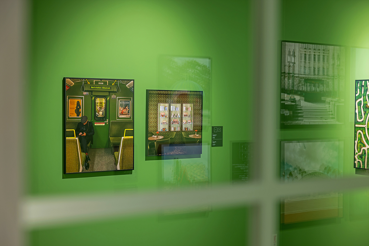 전시장 내 레드 컬러 섹션에서 QR코드를 통해 배경 화면을 다운로드하는 관람객들과 전시 작품 일부의 모습