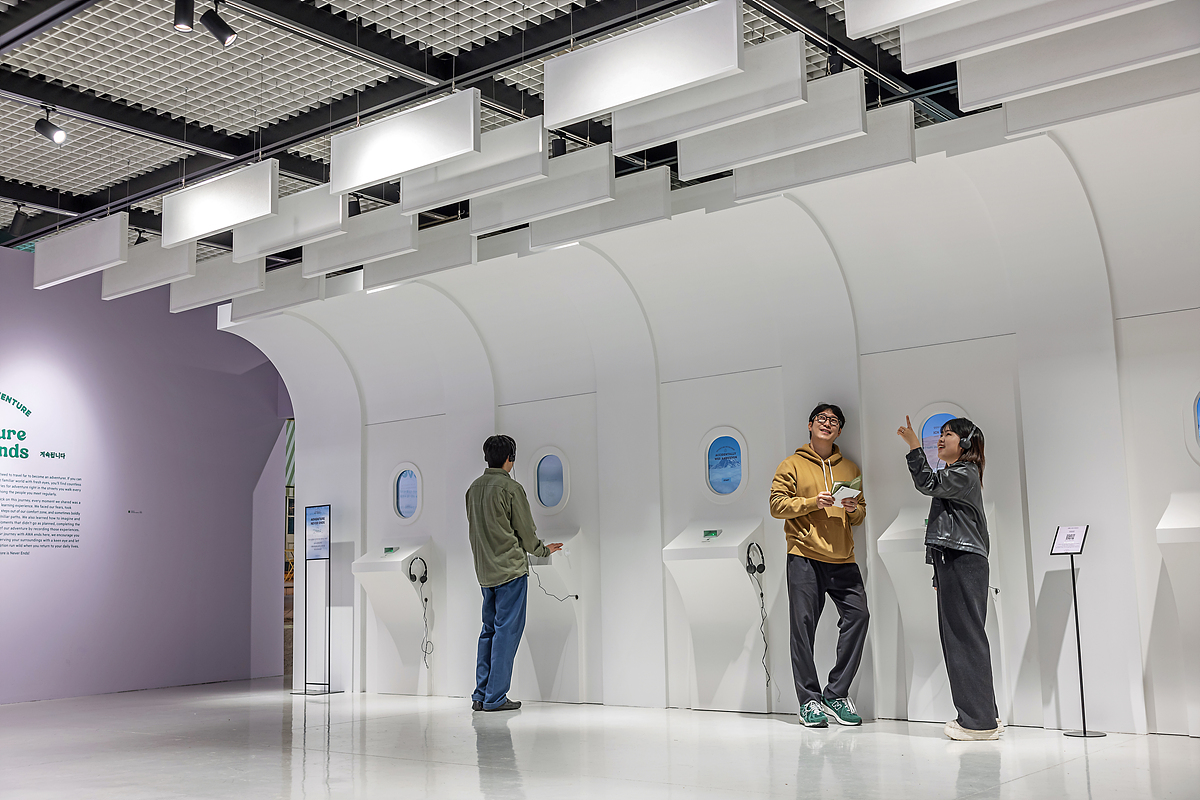 전시장 내부 전경. 웨스 앤더슨 감독의 작품들처럼 다양한 컬러를 활용한 전시 공간과 전 세계 190만 명의 사람들이 모험하며 보고 느낀 메시지와 가치들이 전시돼 있다.